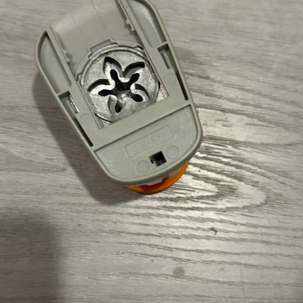 Used. Fiskars Flower Paper Puncher - Picture 4 of 4
